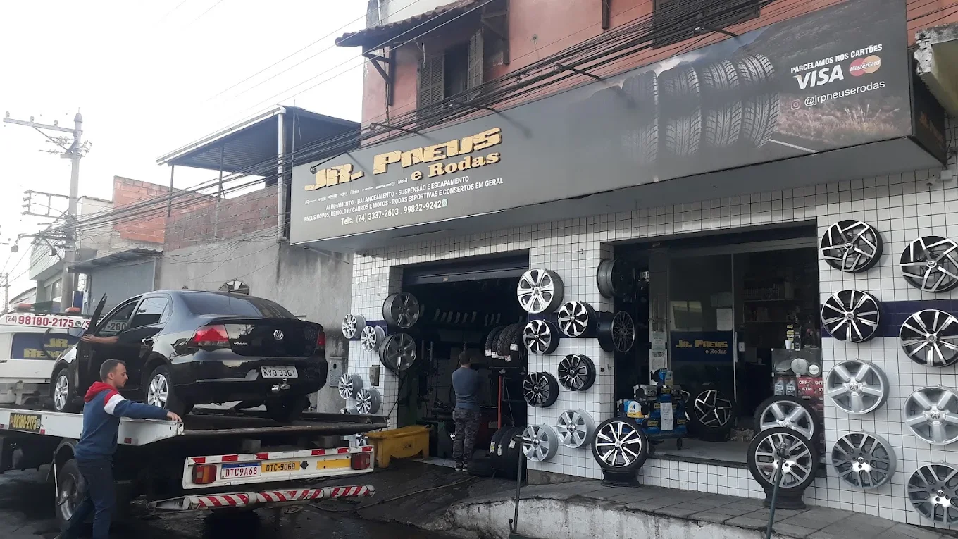 Fachada da loja JR Pneus e Rodas em Volta Redonda